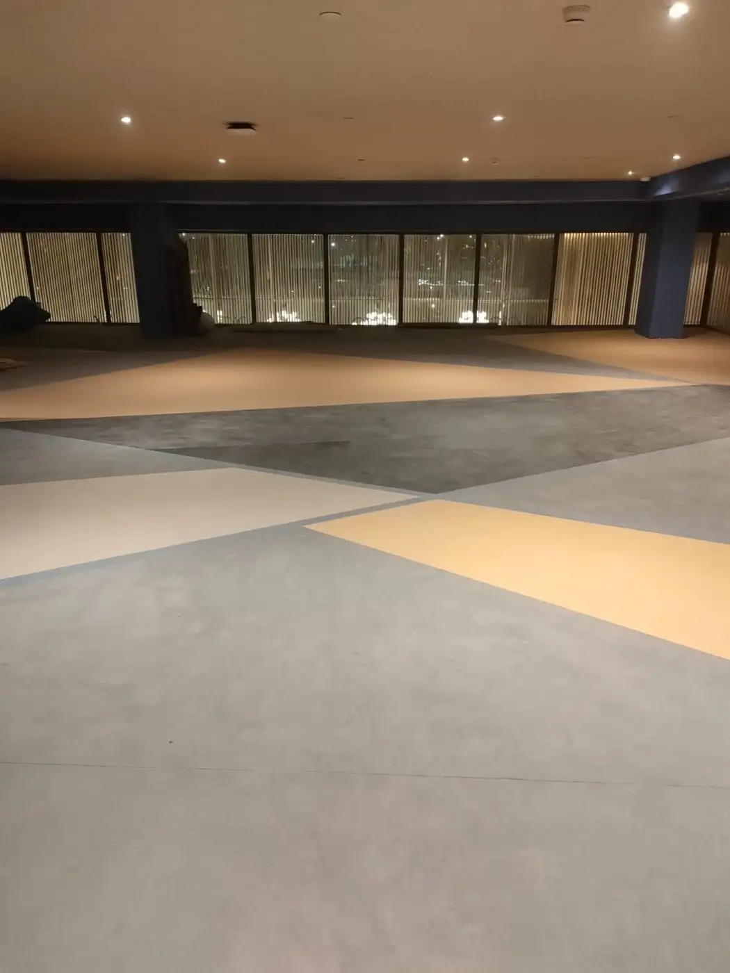 Multi-tone vinyl floor in a public lounge