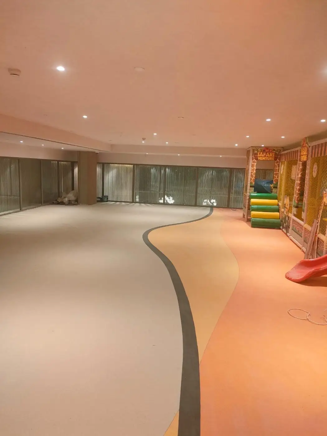Curved vinyl floor in a play and learning area