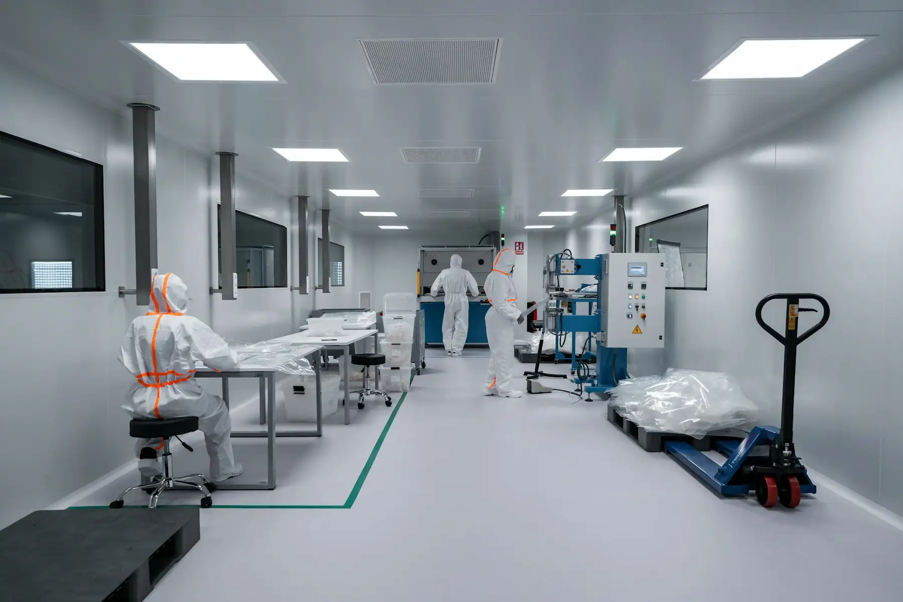 Seamless grey floor in a pharmaceutical clean production area